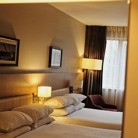 Lancaster Hotel Аксбрідж Екстер'єр фото
