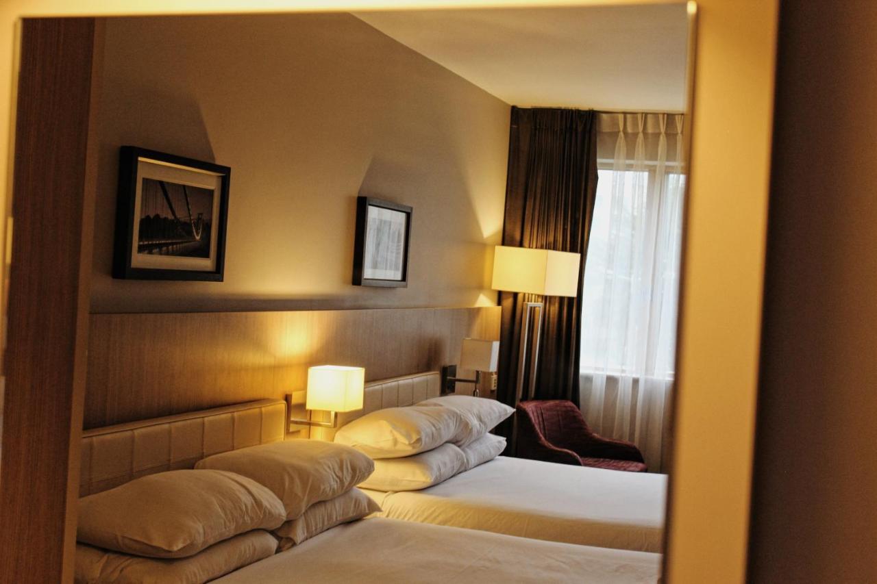 Lancaster Hotel Аксбрідж Екстер'єр фото