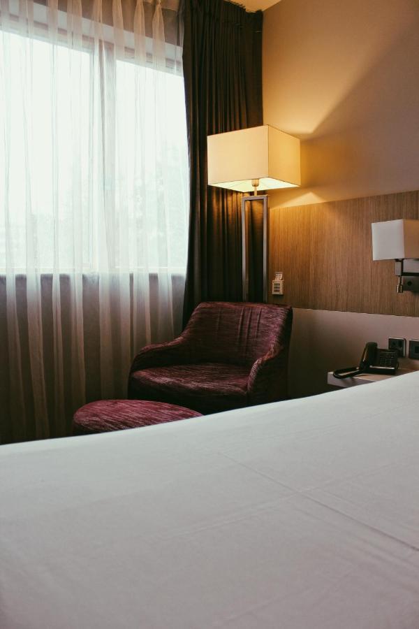Lancaster Hotel Аксбрідж Екстер'єр фото